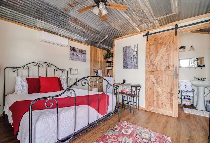 Hill Country Cabin 4