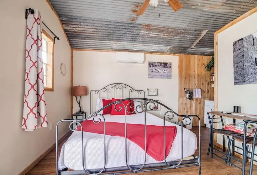 Hill Country Cabin 4