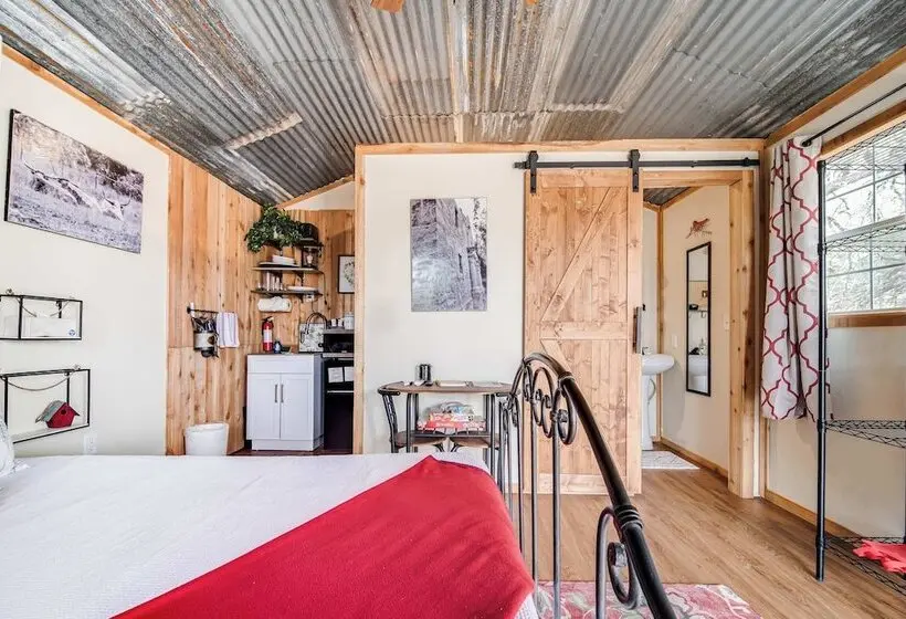 Hill Country Cabin 4