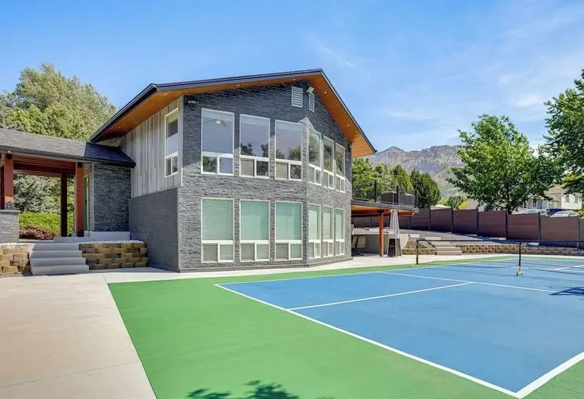 Hot Tub, Game Room, Putting Green! Ogden Oasis