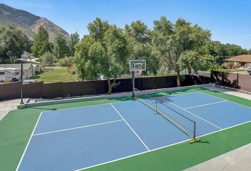 Hot Tub, Game Room, Putting Green! Ogden Oasis