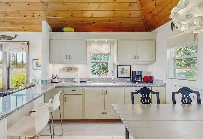 Lovely Home With Harbor Views, Gas Grill, Streaming, W/d, & Gourmet Range