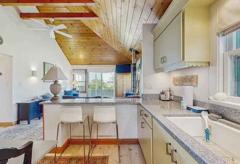 Lovely Home With Harbor Views, Gas Grill, Streaming, W/d, & Gourmet Range