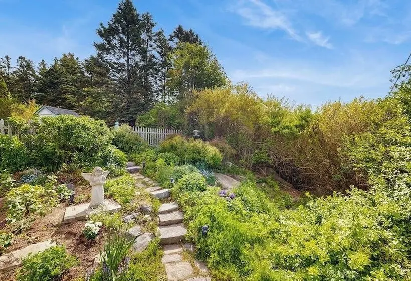 Lovely Home With Harbor Views, Gas Grill, Streaming, W/d, & Gourmet Range