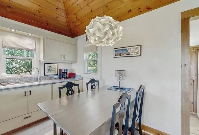 Lovely Home With Harbor Views, Gas Grill, Streaming, W/d, & Gourmet Range