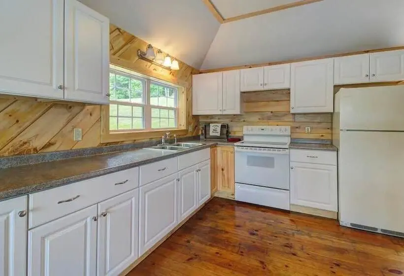 Newly Restored Waterfront Cottage With Private Dock, Fireplace, & Farm Dogs Ok