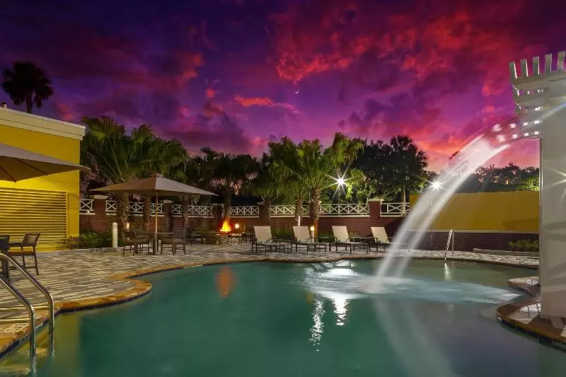 Hotelli Courtyard By Marriott Deland Historic Downtown