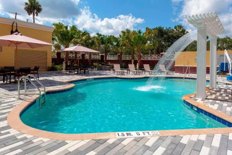 Hotelli Courtyard By Marriott Deland Historic Downtown