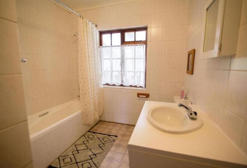 בית מלון כפרי Crane Cottage