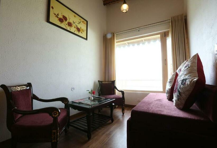 منتجع The Moksh Eco Inn