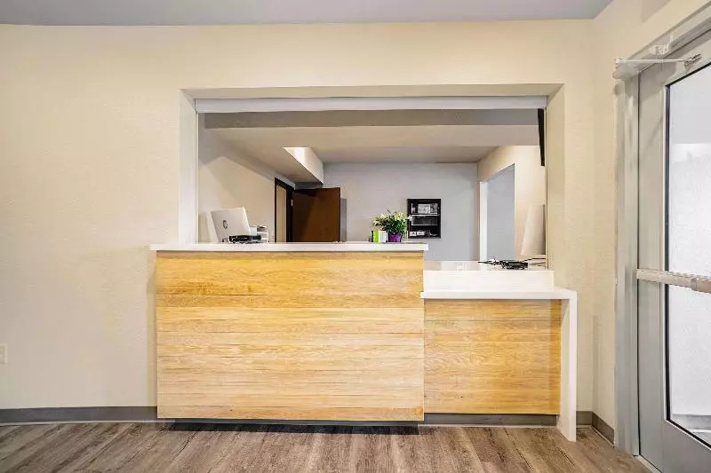 ホテル Woodspring Suites Naples