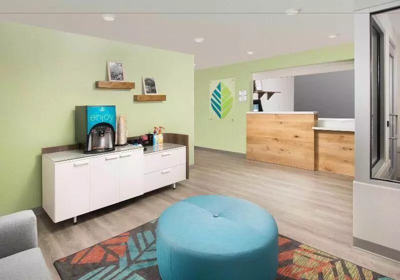 ホテル Woodspring Suites Naples