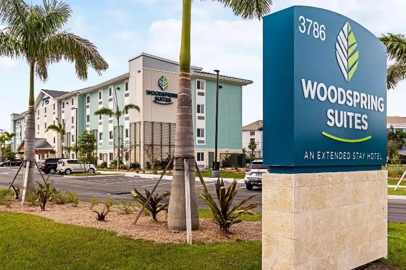 ホテル Woodspring Suites Naples
