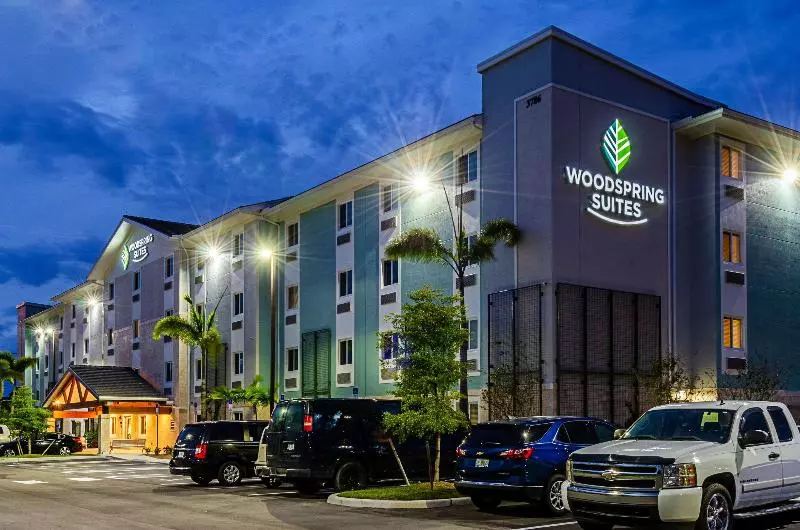 ホテル Woodspring Suites Naples