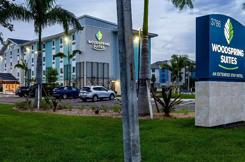 ホテル Woodspring Suites Naples