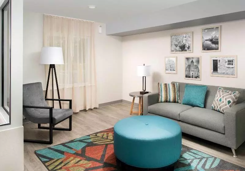 ホテル Woodspring Suites Naples