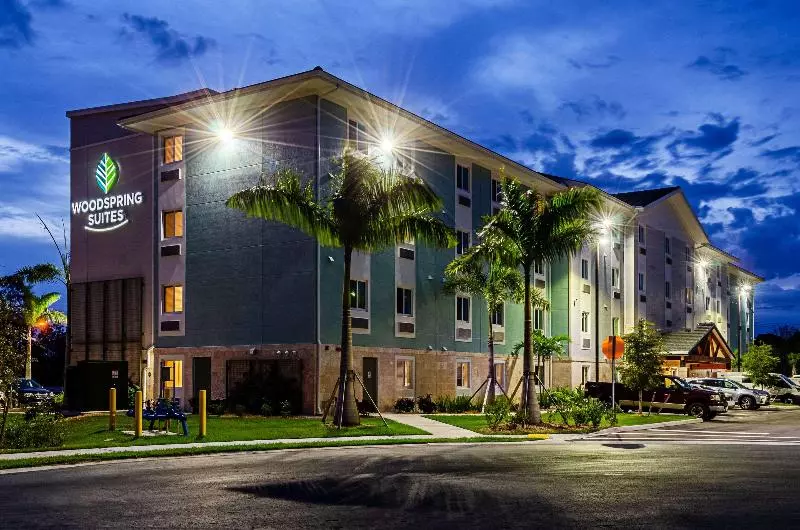 ホテル Woodspring Suites Naples