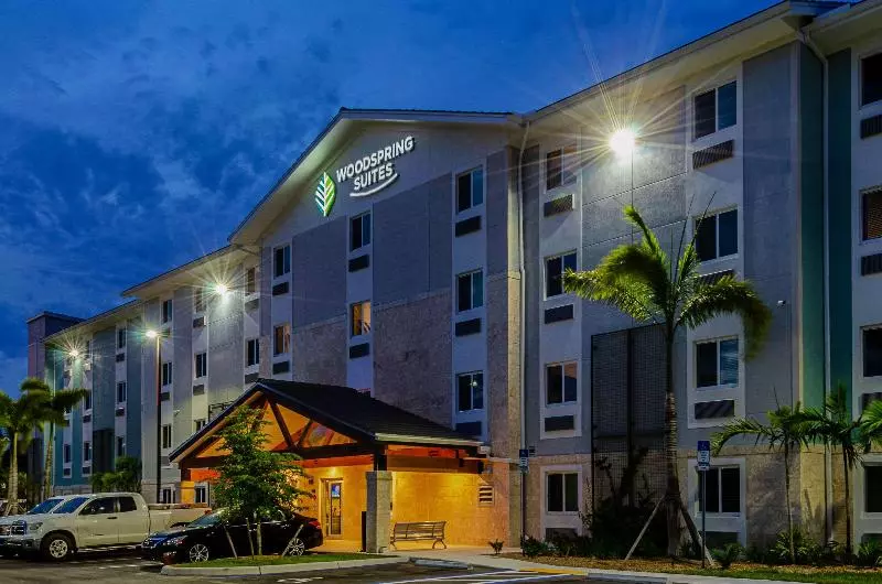 ホテル Woodspring Suites Naples