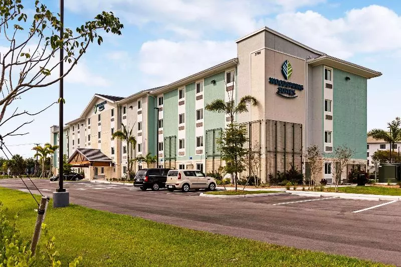 ホテル Woodspring Suites Naples