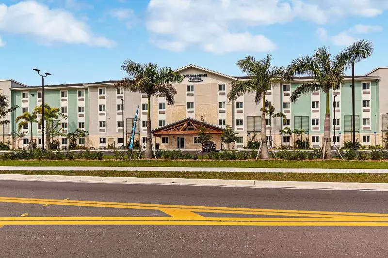 ホテル Woodspring Suites Naples