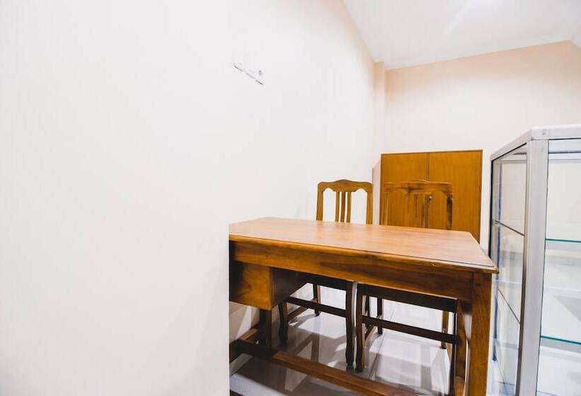 פנסיון Reddoorz Plus @ Pogung Raya