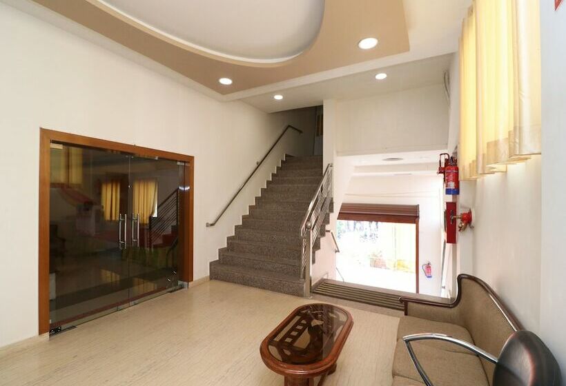 Oyo 13406 Hotel Golden Leaf