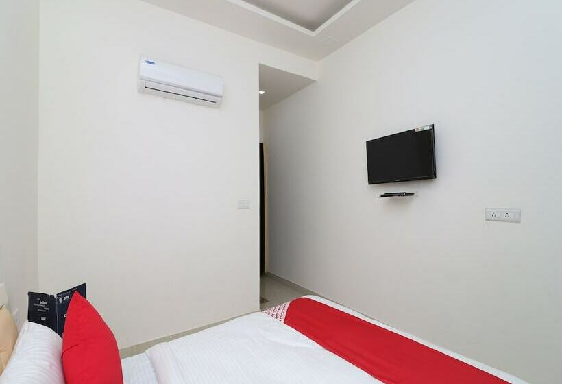 Oyo 13406 Hotel Golden Leaf