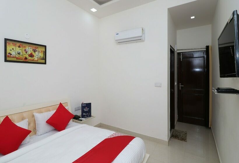 Oyo 13406 Hotel Golden Leaf