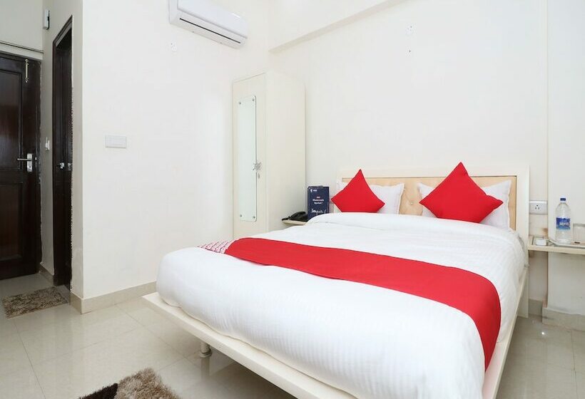 Oyo 13406 Hotel Golden Leaf