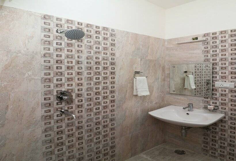 Oyo 13406 Hotel Golden Leaf