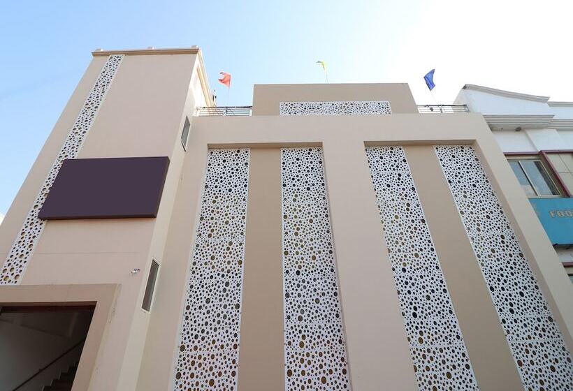 Oyo 13406 Hotel Golden Leaf