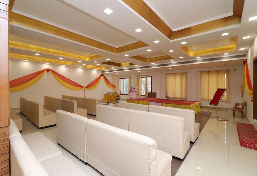 Oyo 13406 Hotel Golden Leaf