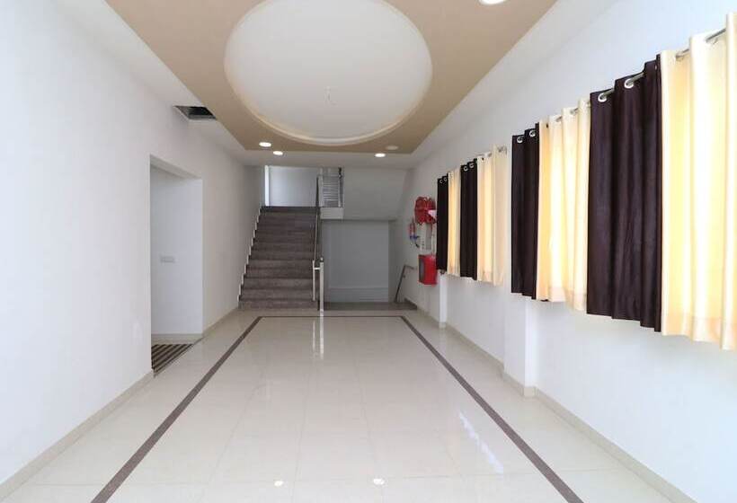 Oyo 13406 Hotel Golden Leaf