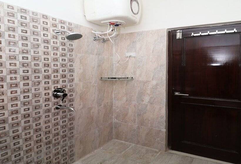 Oyo 13406 Hotel Golden Leaf