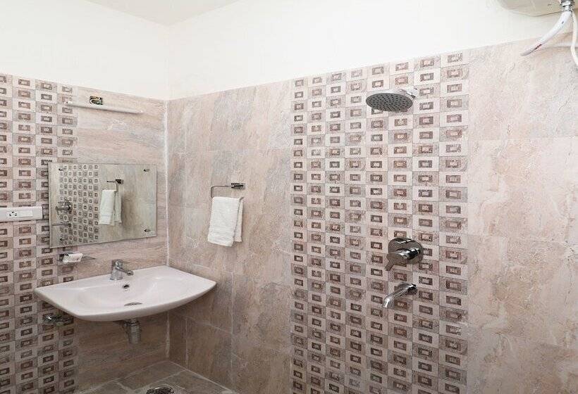 Oyo 13406 Hotel Golden Leaf