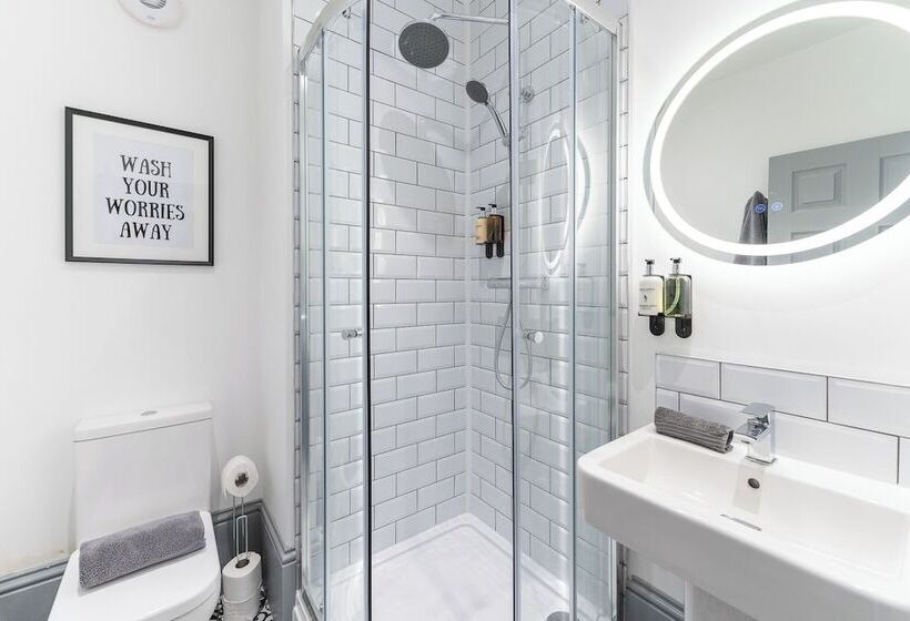 تختخواب و صبحانه The Madison