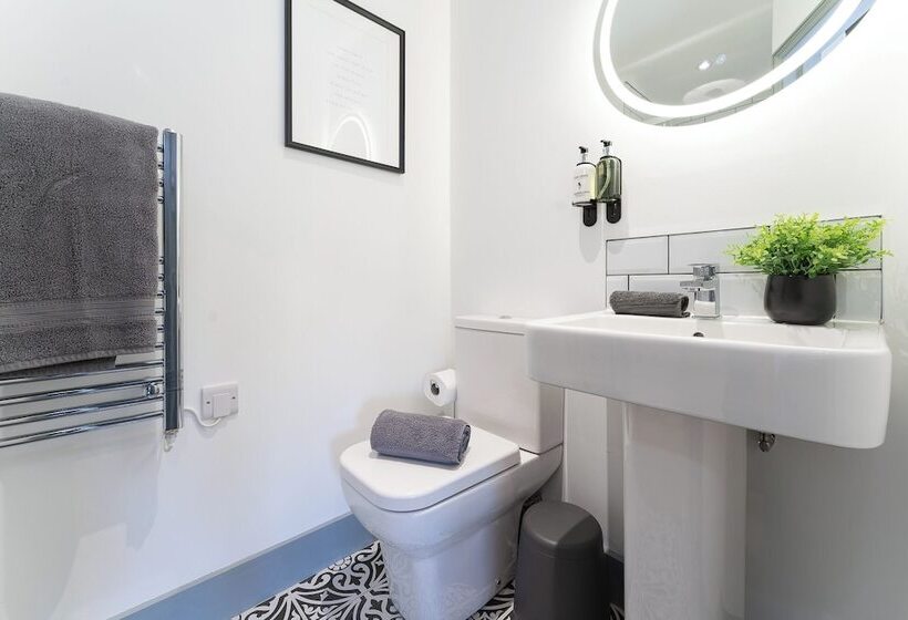 تختخواب و صبحانه The Madison