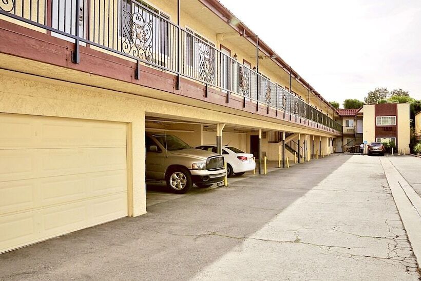 Общежитие Norwalk Inn & Suites