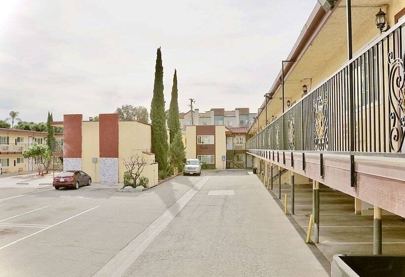 Общежитие Norwalk Inn & Suites