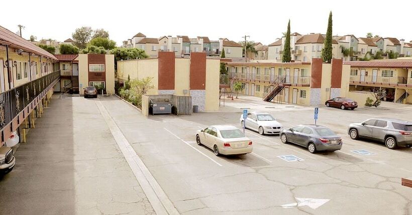 Общежитие Norwalk Inn & Suites