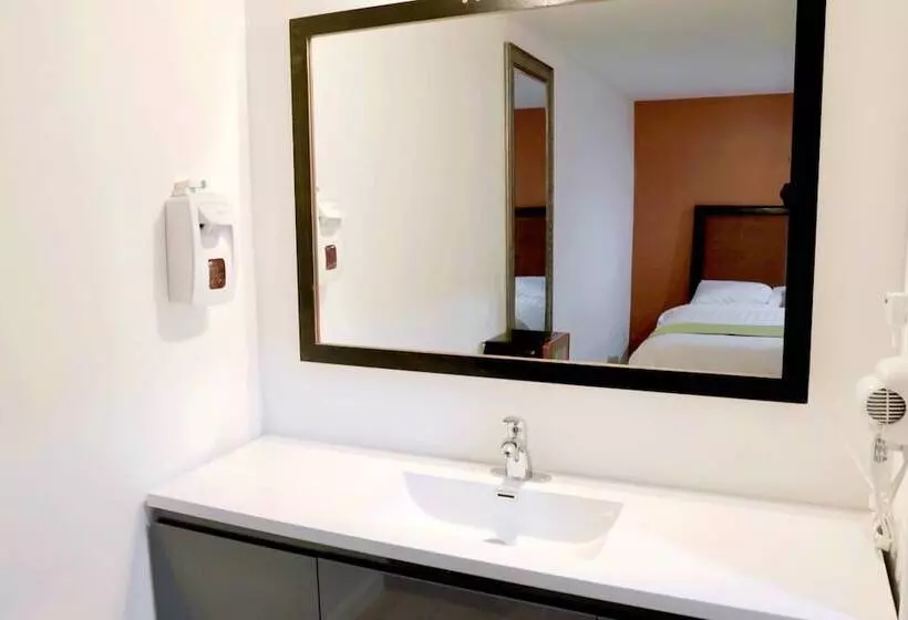 Retkeilymaja Norwalk Inn & Suites