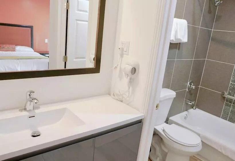 Retkeilymaja Norwalk Inn & Suites