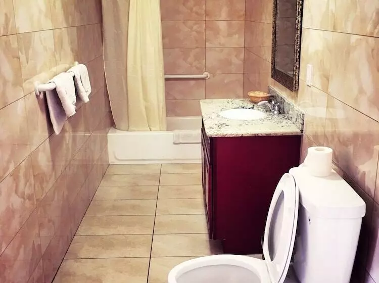 Retkeilymaja Norwalk Inn & Suites