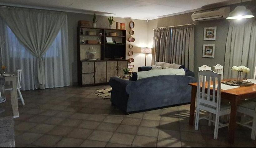 Hotelli Little Farm Cottage