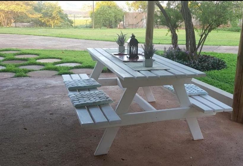 Hotelli Little Farm Cottage