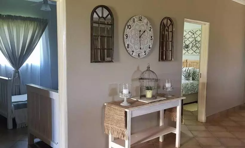 ホテル Little Farm Cottage