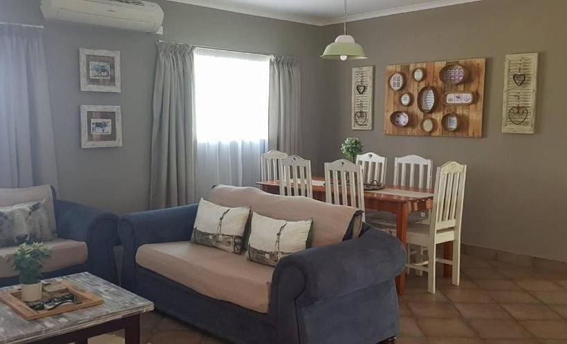 Hotelli Little Farm Cottage