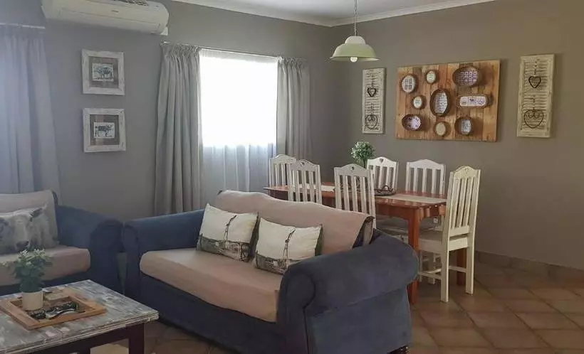 ホテル Little Farm Cottage