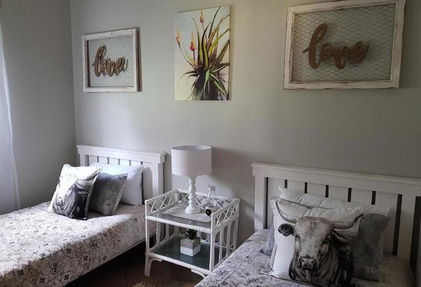 Hotelli Little Farm Cottage