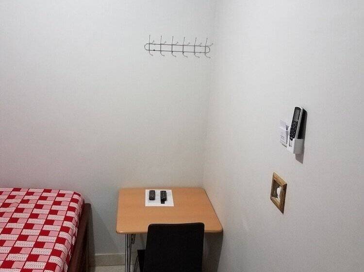 פנסיון Sharp Guesthouse